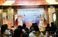在三花川剧团看演出的观众越来越年轻了
