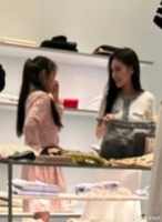 网友偶遇汪小菲和新女友带着小玥儿逛街买东西……