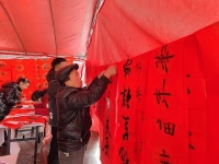 贵州施秉：翰墨迎春送祝福 “扫黄打非”气氛浓