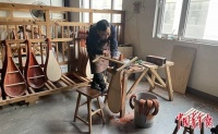 县城里有家大型民族乐器生产基地 那把价值120万的琵琶就诞生在这个北方乐器之都