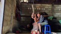 老挝残酷的分娩方式，孕妇分娩全过程仅靠一根吊绳来解决