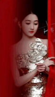 春晚后台的关晓彤也太美了，一身鎏金鲜花抹胸礼服，落落大方……