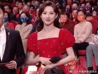 谷爱凌没上央视春晚！着装性感，在美国送祝福，两条大长腿太吸睛