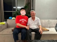 赵本山年后首露面！肚腩发福面色红润，与粉丝合影和蔼可亲