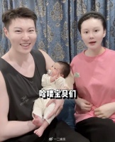 赵本山女儿产子后首晒全家福，球球身材恢复神速，儿子长得像妈妈