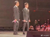 这是上午还在披麻戴孝的孝子，晚上面带笑容的主持春晚……
