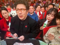 就我琢磨了好久这个努力嘬吸管的女人是谁吗