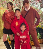 陈小春二胎儿子打扮像女儿，基因太强大了！