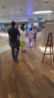 奚梦瑶和婆婆泰国逛街，超模腿是真长啊