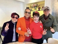 狄波拉与友人向谢贤拜年，87岁谢贤一身红色很喜庆，搂着前妻合照