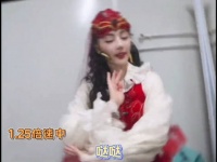 迪丽热巴和自己的手讲道理……