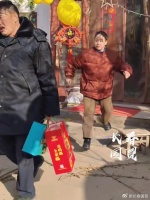 大衣哥妹妹首次曝光，提礼物给哥哥拜年，大衣哥一个举动十分暖心