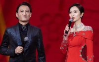 王治郅90后妻子主持春晚！一身红裙尽显高挑美丽：大郅人生赢家