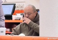55岁窦唯苍蝇小店就餐被偶遇，头发稀疏衣着简朴无人识