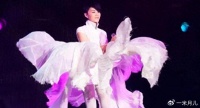 王菲舞台热舞，跟女儿李嫣热情拥抱，母女情深！