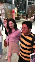 江疏影跟人合照 被旁边男的搂腰了 江江一直说他摸我腰诶！