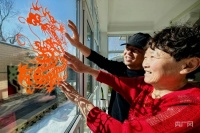 青海西宁：小山村剪纸艺人巧手“剪”出美好生活