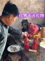 河北：男子躺炕上不出门，床头放一盆面，饿了吃一把，网友：佩服