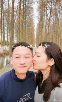 杨威携妻儿回老家，两鬓花白显老态，双胞胎女儿颜值身高差距好大
