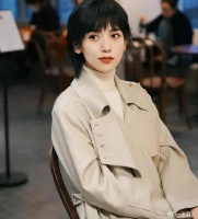 春节期间，李晓峰刘恺威一家三口海边游玩，心情不错！