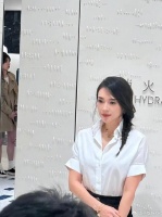 章子怡携家人日本滑雪，汪峰女儿小苹果露面，与妹妹弟弟同桌吃饭