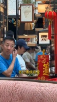 吴京新加坡过春节，与家人游玩状态佳