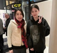 郭晶晶伦敦被偶遇，穿万元穿搭被吐槽像老太，公公霍震霆满脸欣赏