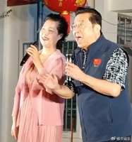 李双江夫妇农村演出，58岁梦鸽打扮粉嫩很少女，台上牵手秀恩爱！