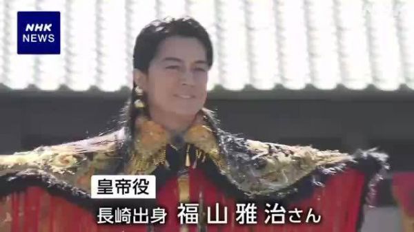 日本男星福山雅治17日现身家乡长崎……
