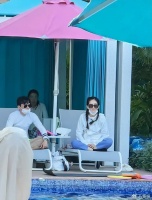 张杰谢娜带女儿海南度假，跳俏学游泳精力旺盛，夫妻俩却满脸疲态