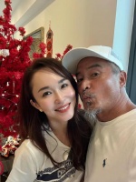 52岁李铭顺罕出镜，胡子花白显苍老，53岁妻子皮肤紧致似少女