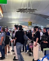 网友机场偶遇井柏然刘雯，小情侣排队买汉堡，后面还站着李荣浩？