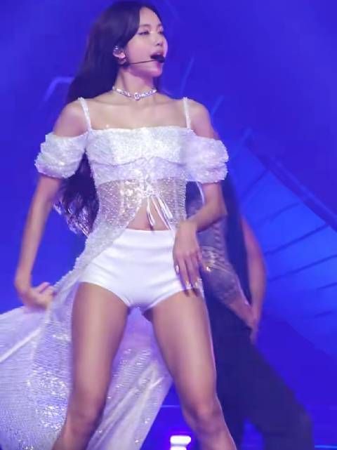 Lisa白色衣服