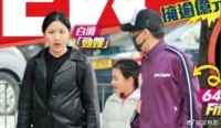 64岁何家劲疑结婚生女，一家三口亮相，何家劲看起来特别宠女儿