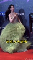 张凌赫想帮刘些宁整理裙摆……