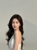 白鹿 陈都灵最新白裙营业照 大美女状态都好好啊