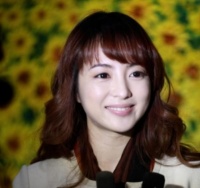 央视美女主持人李蜜，当红时嫁富豪，相夫教子，如今家庭幸福美满