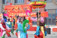 河北深泽：民间花会联合进城展演 万人空巷抢看民俗盛宴