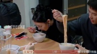 这顿饭谁看了不夸一句：真像小情侣