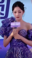 热巴本来笑眯眯的，一听到说粉丝从凌晨就开始在现场等她……