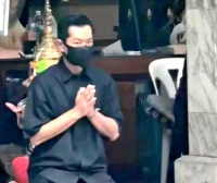 43岁田朴珺穿吊带拜佛，3岁女儿罕出镜，长发及腰，侧颜超漂亮