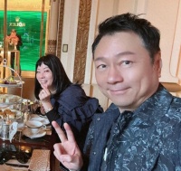 黎耀祥夫妇带儿子吃饭拍合照，引起网友热议