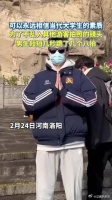 网友：感觉他手忙脚乱的好无助