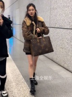 郑恺老婆苗苗现身机场，光腿造型真抗冻