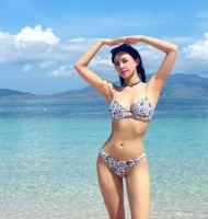 程潇晒比基尼美照，大方展露好身材，少女感十足！