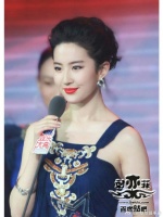 刘亦菲展现出一种充满活力的明亮形象