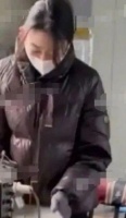 知名女团成员解散后，被曝在工厂做女工