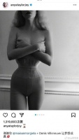 美国当红女明星因穿束腰服，引起网友的批评……