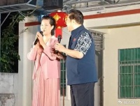 85岁李双江海南游被广泛质疑！戴金项链老态尽显，唱错歌词引争议