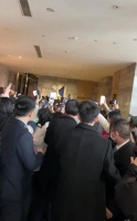 代拍把王鸥挤到玻璃门上，这种行为大家想说什么？